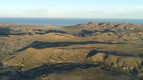 Luchtfoto voor Oceaan, groene weides en kliffen in de buurt van de kust op blauwe hemelachtergrond. Schot. Prachtige oceaan in de buurt van groene velden en bergen. — Stockvideo
