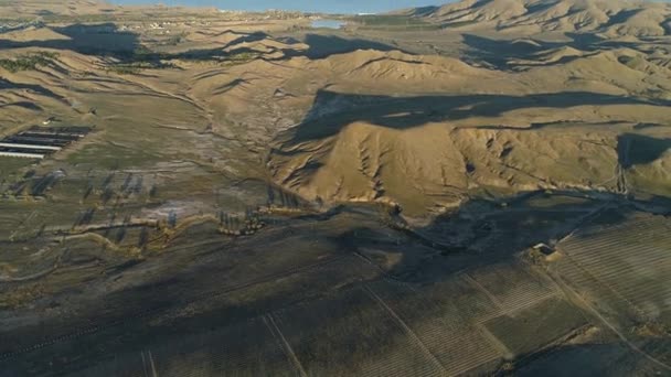 Vista aerea per l'oceano, prati verdi e scogliere vicino alla costa su sfondo cielo blu. Gli hanno sparato. Bellissimo oceano vicino a campi verdi e montagne . — Video Stock