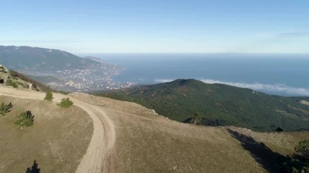 Vista Aérea Desde Alta Montaña Una Ciudad Costera Empinada Pendiente — Vídeo de stock