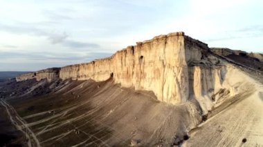 Üstten görünüm sarp uçurum. Vurdu. Onun ayak, erozyon ile dik beyaz rock muhteşem panoramik manzaralı. Beyaz dağ dik yamaç ve çakıl ayak, sıradışı çizgili, saçılma