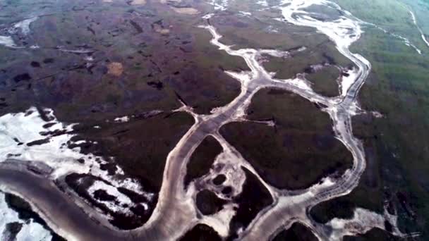 Vista superior del río congelado. Le dispararon. Vista panorámica en la parte superior del río congelado con restos de nieve derretida y rodeado de tierra sucia y húmeda — Vídeo de stock