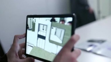 Tablet sanal çizim evin. Hisse senedi. Sanal gerçeklik projesi evde tabletiyle boardroom içinde tutan bir iş adamı. Gayrimenkul projesi dijital 3d modeli gadget'ı gösterilir