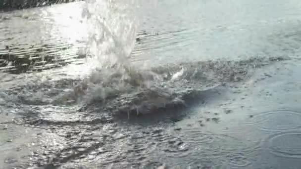Кидаючи Важкий Мішок Річку Розбризкуючи Воду Сонячний Літній День Великий — стокове відео