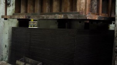 Bir fabrikada çalışan işlemi sırasında otomatik metal basın makine. Metal parça üzerinde bir basın makine., otomatik üretim süreci damgalama.