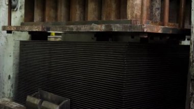 Bir fabrikada çalışan işlemi sırasında otomatik metal basın makine. Metal parça üzerinde bir basın makine., otomatik üretim süreci damgalama.