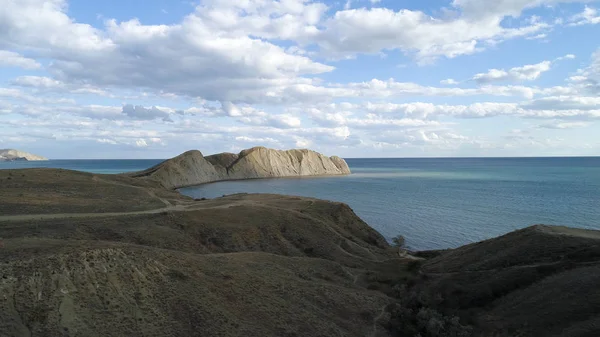 Βράχος και θάλασσα, αεροφωτογραφία. Βολή. Βραχώδη Όρη κοντά στην ακτή της θάλασσας. — Φωτογραφία Αρχείου