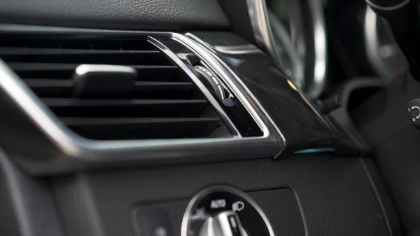 Luxe auto interieur details. Snelheidsmeter en stuurwiel. Voorraad. Kachel ventilator in auto dashboard interieur close-up — Stockfoto