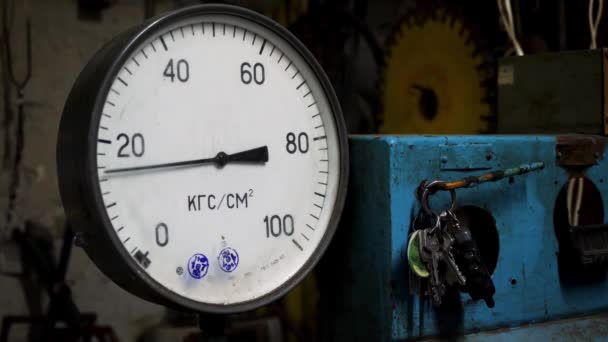 Close up for pressure gauge, measuring instrument at a factory. Manometer with wavering arrow and a bunch of keys hanging near. — Stock Video