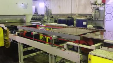 Bir fabrikada seramik karo için konveyör hattı. Seramik Sanayi kavram yapma süreci.