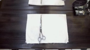 Kuaför Close-up ayarlayın. El Kuaför profesyonel hazırlanıyor Close-up kuaförlük araçları kesmek için ayarlayın. Kuaförlük araçları kavramı