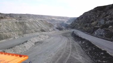 Yukarıdan taş ocağı damperli kamyon. Damperli kamyon mineral çıkarımı açık çukur tozlu yollarda seyahat. Ekstraktif sanayi ağır nakliye