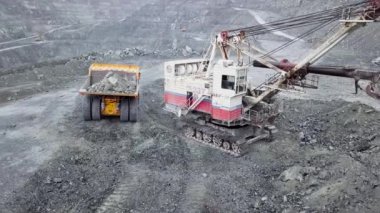 Üstten görünüm Ekskavatör açık çukurda. Ekskavatör Damper uykuda moloz açık mineral çıkarımı ocağında düşüyor. Mineral çıkarımı kavramı