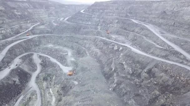 Vue de dessus des carrières ouvertes. Vue panoramique de la poussière grise debout sur les fosses ouvertes avec des camions de travail. Conception de l'industrie minière — Video