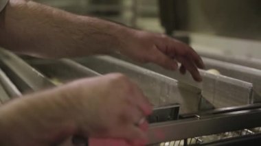 Çörek kızartma yağ fabrikası, kızarmış hamur şekerleme veya tatlı gıda kavramı içinde hazırlama işlemi. Donut ekmek yağ kaynar suda koyarak.