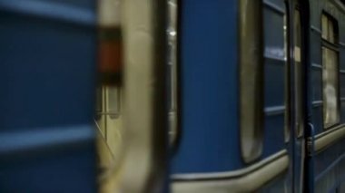 Windows Metro istasyonunda Metro taşıma için kapatın. Boş bir metro treninin pencerelerin ta┼ƒ─▒nmas─▒na.