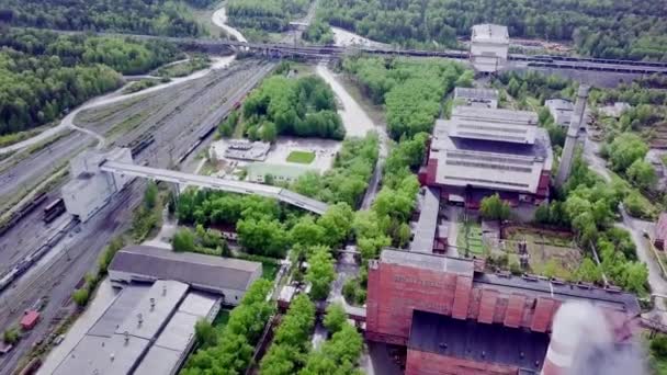 Vista superior de la fábrica minera. Problemas de contaminación ambiental. Minería a cielo abierto de mineral de cobre — Vídeo de stock