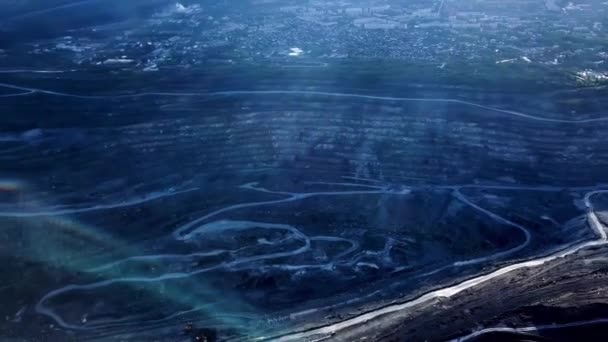 Minería de carbón a cielo abierto. Vista superior de la cantera. Palas y camiones en el sitio de los edificios en la vista aérea superior — Vídeos de Stock