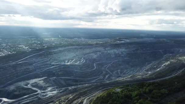 Minería de carbón a cielo abierto. Vista superior de la cantera. Palas y camiones en el sitio de los edificios en la vista aérea superior — Vídeos de Stock