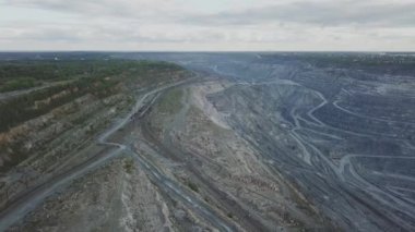 Açık Ocağı taş çıkarılması için. Taş ocağı. Panorama havadan görünümü. Çevre kirliliği sorunu. Taş ocağı üstten görünüm