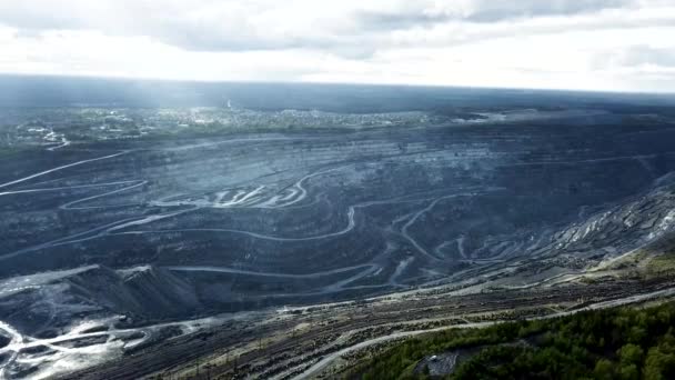 Enorme steengroeve voor kalksteen mijnbouw, bovenaanzicht, panorama. Mijnbouw. Bovenaanzicht van een grote steengroeve voor stenen mijnbouw — Stockvideo