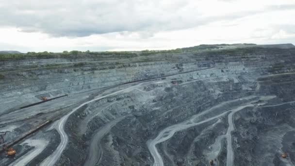 Pedreira enorme para mineração de calcário, vista superior, panorama. Indústria mineira. Vista superior de uma enorme pedreira para mineração de pedra — Vídeo de Stock