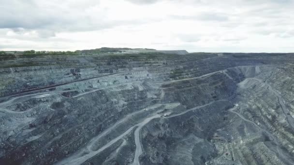 Grande carrière pour l'extraction de calcaire, vue sur le dessus, panorama. Industrie minière. Vue de dessus d'une immense carrière pour l'extraction de pierre — Video