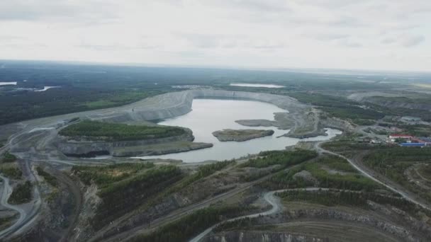 Een panorama van een grote steengroeve gevuld met water. Mijnbouw. Bovenaanzicht van een grote steengroeve voor stenen mijnbouw — Stockvideo