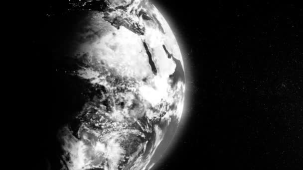 Planeta Tierra Blanca medio cubierto por sombra girando sobre fondo negro, fondo científico abstracto. Hermoso, planeta monocromo girando en el espacio, el concepto del universo . — Vídeo de stock