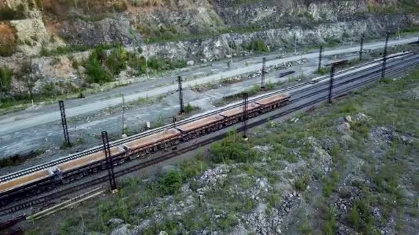 Dizel lokomotif dökümü-araba moloz taş ocağı kalker incelemesi için arka planda dolu bastırıyor — Stok video