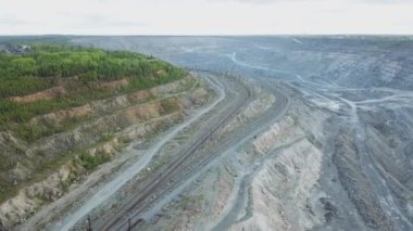 Açık Ocağı taş çıkarılması için. Taş ocağı. Panorama havadan görünümü. Çevre kirliliği sorunu. Taş ocağı üstten görünüm