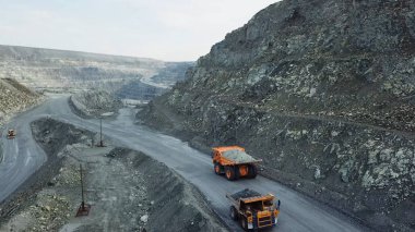 Damperli kamyon Taşocağı. Üstten görünüm yol açık pit turuncu damperli kamyon moloz ile sürüş. Madencilik sektöründe ağır nakliye