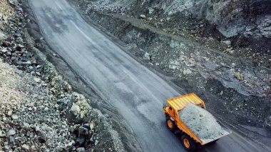 Damperli kamyon Taşocağı. Üstten görünüm yol açık pit turuncu damperli kamyon moloz ile sürüş. Madencilik sektöründe ağır nakliye