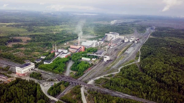 Vista superior de la fábrica minera. Problemas de contaminación ambiental. Minería a cielo abierto de mineral de cobre — Foto de Stock