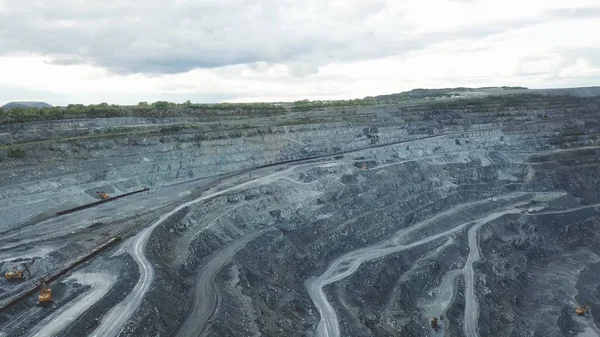 Minería de carbón a cielo abierto. Vista superior de la cantera. Palas y camiones en el sitio de los edificios en la vista aérea superior — Foto de Stock
