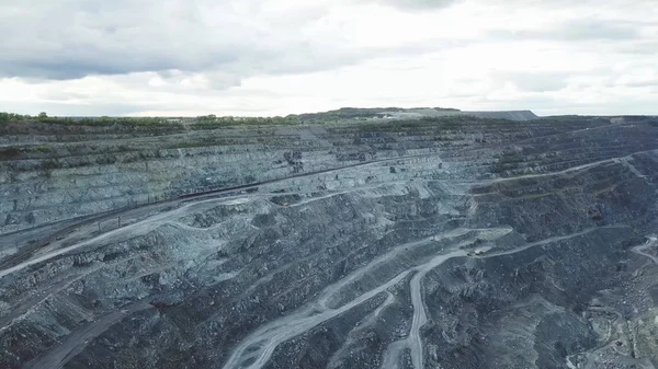 Minería de carbón a cielo abierto. Vista superior de la cantera. Palas y camiones en el sitio de los edificios en la vista aérea superior — Foto de Stock