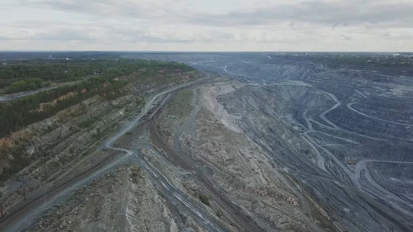 Minería de carbón a cielo abierto. Vista superior de la cantera. Palas y camiones en el sitio de los edificios en la vista aérea superior — Foto de Stock