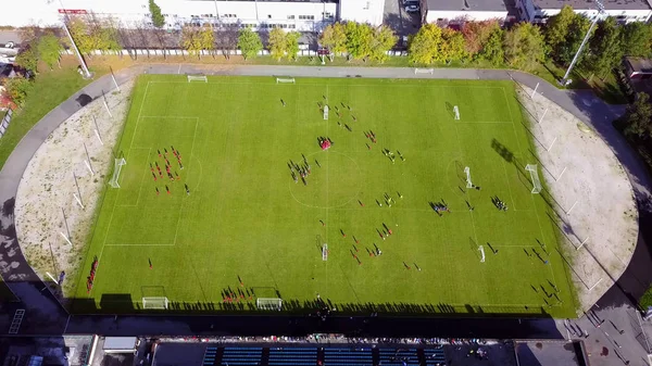 Giocatori di calcio in giro per il campo da calcio. Vista dall'alto del torneo giovanile di calcio — Foto Stock