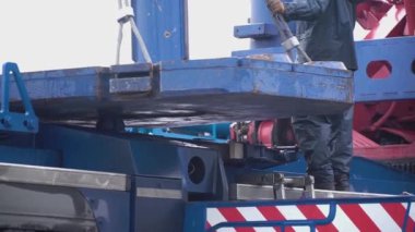 Vinç ağır demir detay kaldırdı. Küçük. Endüstriyel demir büyük metal Santral Vinci bir kanca ile destekler kaldırma ve fabrikada raylar boyunca hareket ağır yük taşıyan için monte. Vinç