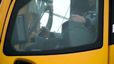 Bir inşaatta çalışan sarı vinç sürücüleri taksi. Küçük. Vinç kolu sürücü takside çalışma