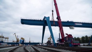 Moskova, Rusya - Eylül 2018: İş vincin çalışma platformu açık. Küçük. Metal İskele, vinçler ve inşaat alanında yükselen iş platformunda inşaatçılar