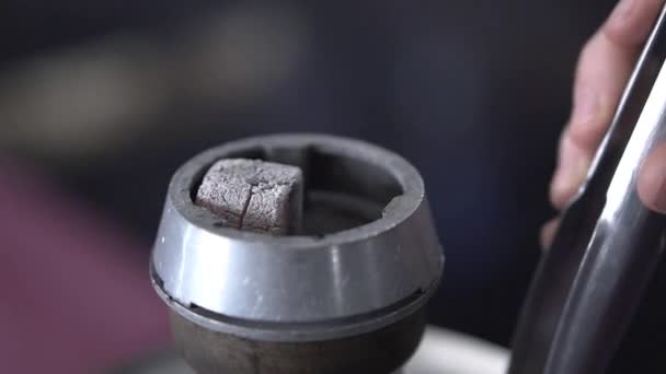 Ναργιλεδεσ με πυρωμένα κάρβουνα. Κλιπ. Σύγχρονη ναργιλέ με καρύδας ξυλάνθρακα για relax και shisha καπνού — Αρχείο Βίντεο