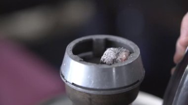 Shisha nargile kırmızı sıcak kömürleri ile. Küçük. Hindistan cevizi relax ve shisha duman için kömür ile modern nargile