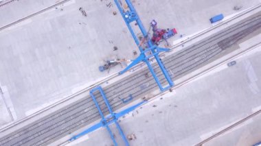Santral Vinci en iyi görünümünü taşıma sitede. Küçük. Çeşitli marka ve renkler kaplar Transtainers mobil portal vinç hizmeti kamyon kapalı tarafından yığılmış nakliye