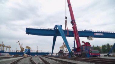 Moskova, Rusya - Eylül 2018: İş vincin çalışma platformu açık. Küçük. Metal İskele, vinçler ve inşaat alanında yükselen iş platformunda inşaatçılar. Timelapse