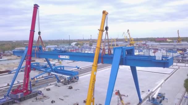 Moskva, Rusko - září 2018: Portálový jeřáb. Klip. Instalace Portálový jeřáb určený pro dopravu a instalaci do kontejnerového terminálu — Stock video