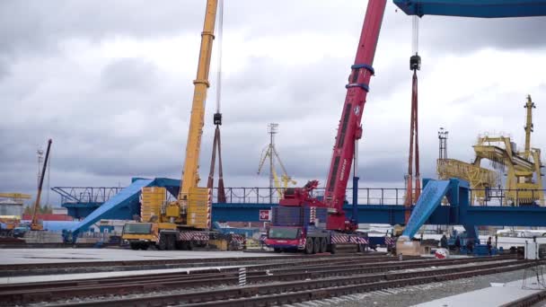 Moscow, Russia - September 2018: Work of the crane on the working platform in outdoor. Clip. Metal scaffolding, cranes and builders on the elevating work platform on the construction site. Timelapse — Stock Video