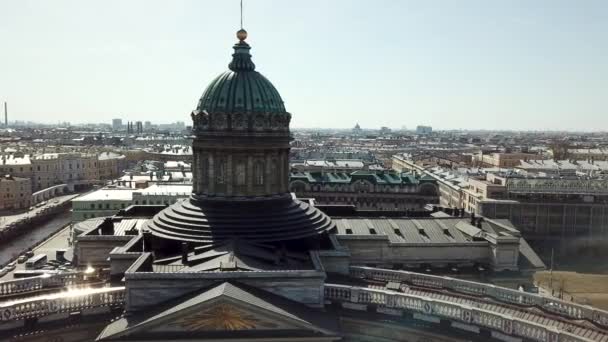 Cúpula y columnas de la Catedral de Kazán en San Petersburgo Rusia. Vista aérea de la ciudad de San Petersburgo, Rusia — Vídeo de stock