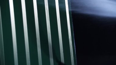 Duvar ile yüksek basınçlı temizleyici temizlik. Kapat - yukarıya-in güçlü su basıncı koyu arka plan karşı metal duvar yıkama