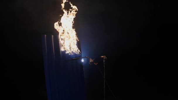 Tuiles virées. Cuisson professionnelle de carreaux de céramique pour couvrir le toit-garantie de résistance spéciale et la durabilité du toit. Tuiles de toit brûlées avec flamme sur fond sombre isolé — Video