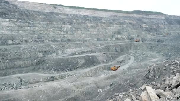开放的白色采石场开采。露天矿, 多路开挖深植于地球的矿物, 破坏环境。矿业理念 — 图库视频影像